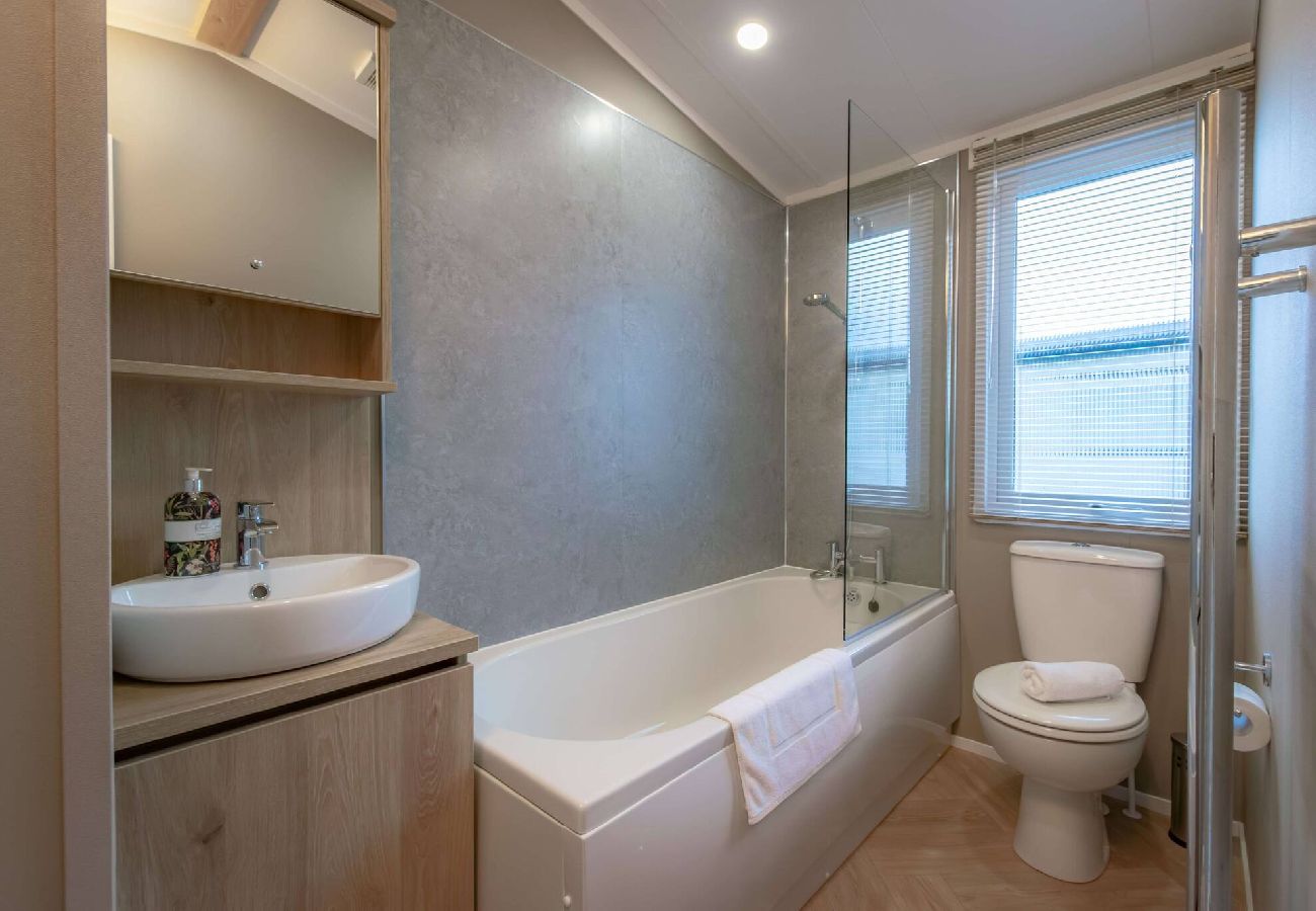 House in St Andrews - HotTub Bower lodge 72,