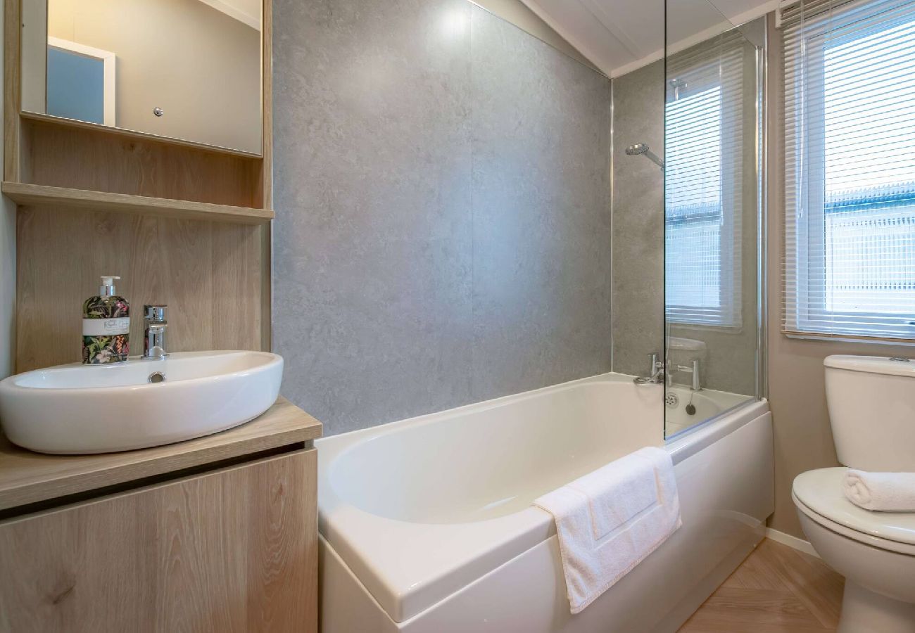 House in St Andrews - HotTub Bower lodge 72,