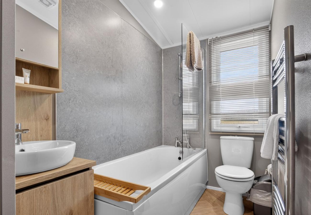 Chalet in St Andrews - Hot Tub Bower Lodge 219 at Cameron, St Andrews